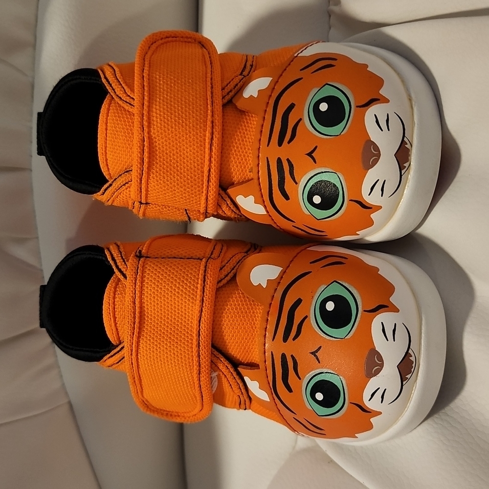 Ikiki size  5 used toddler tiger squeaky shoes sneakers